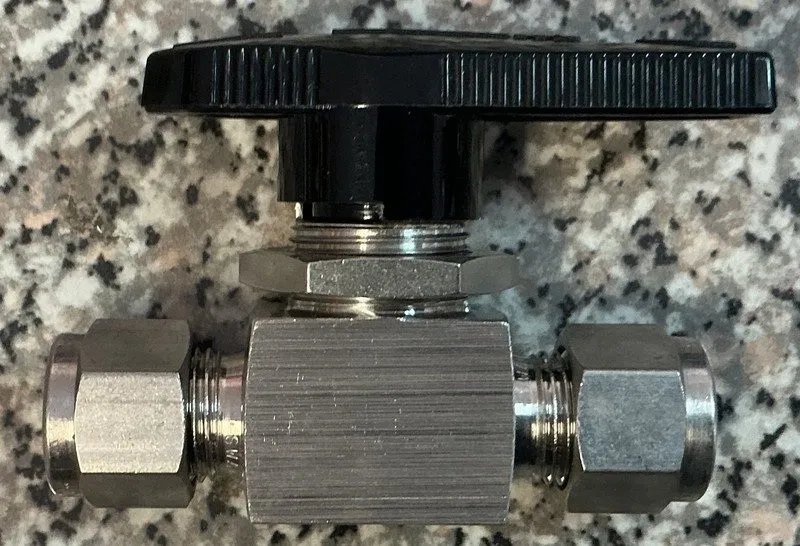 Фитинг Swagelok SS-43S6 Stainless Steel 3/8" Tube Fitting Manual Ball Valve