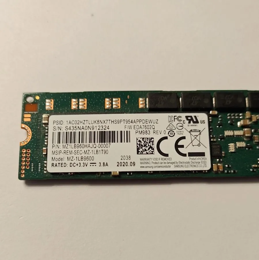 SSD-накопитель Samsung PM983 960GB M.2 22110 NVMe PCIe MZ-1LB9600 MZ1LB960HAJQ-0