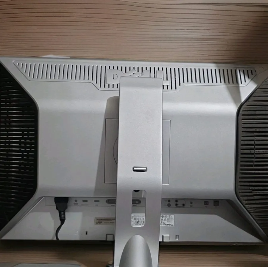 Монитор Dell UltraSharp 2408WFPb 24" LCD Monitor 1920x1200 Composite VGA S-Video — фото лота 1