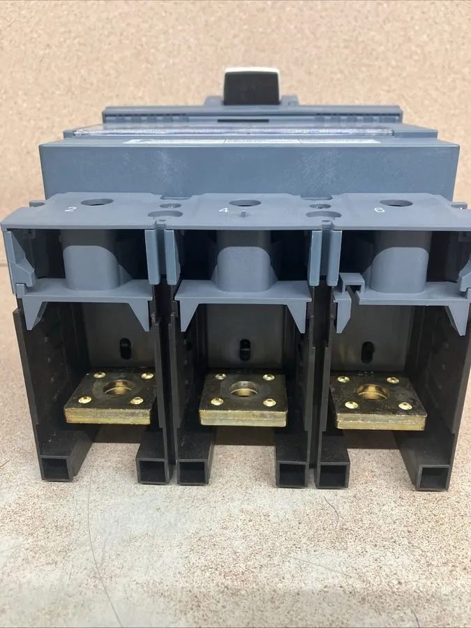 Автоматический выключатель Siemens 400 Amp Circuit Breaker 3P 600 VAC 3VA5340-6E