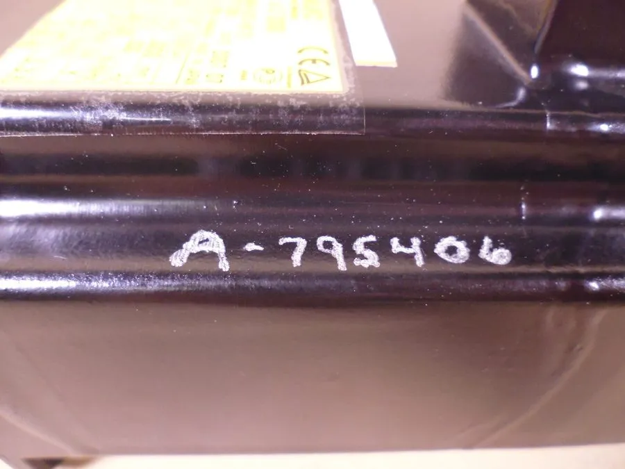 Серводвигатель FANUC AC Servo Motor 02/3000 A06B-0373-B175 0.5 kW 199V 3000RPM