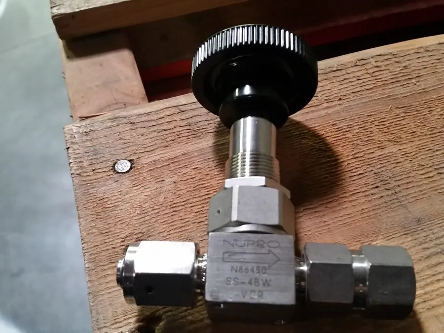 Клапан 1- Swagelok Stainless Steel Bellows Sealed Valve, 1/4" OD Tube, SS-4BW