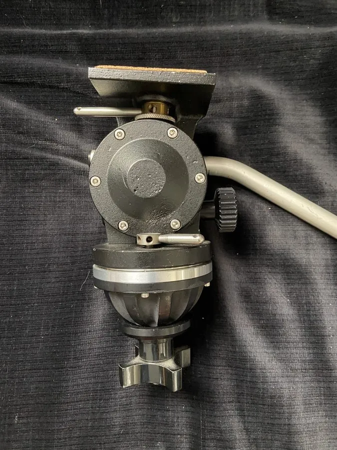 Оборудование видеонаблюдения Peter Lisand UL-250 Fluid Head & Tripod System w/sp — фото лота 1