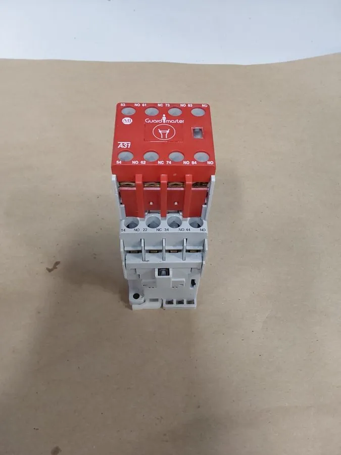 Реле безопасности ALLEN BRADLEY 700S-CF620EJBC SAFETY RELAY 24V DC 6NO/2NC 700-C