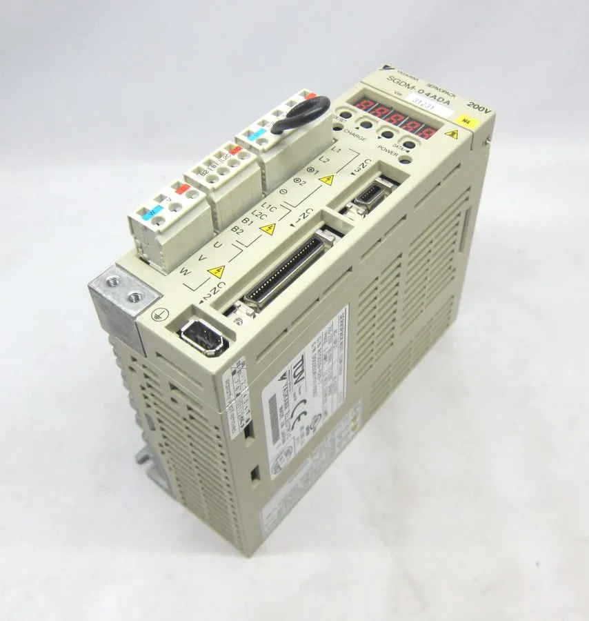 Сервопривод YASKAWA SGDM-04ADA SERVOPACK WITH SGMAH-04A1A-AD21 SERVO MOTOR