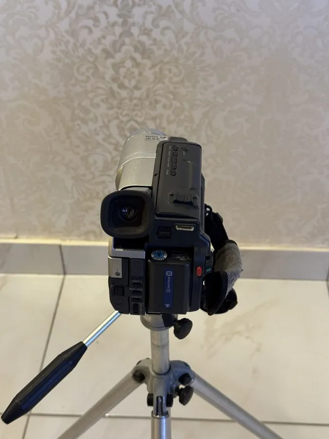 Фотокамера Sony Handycam CCD-TRV608 Hi-8 Analog Camcorder WITH TRIPOD — фото лота 1