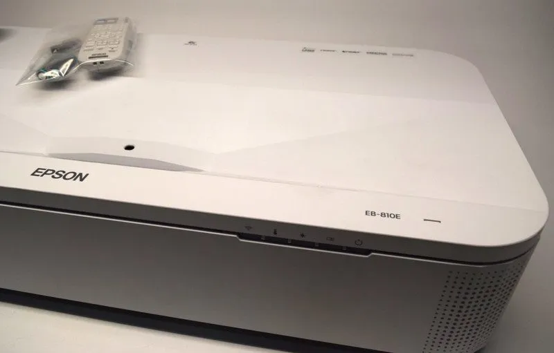 Проектор EPSON EB-810E 4K Ultra Short Throw Laser Projector 5000 Lumen 3LCD HDMI — фото лота 2