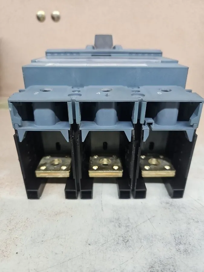 Автоматический выключатель Siemens 3VA5330-5EC31-0AA0 300Amp 600V 3-Pole Circuit