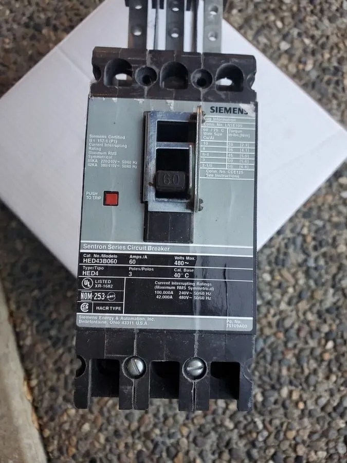 Автоматический выключатель Siemens Sentron HED43B060 60A 3-Pole 480V AC Bolt-On 