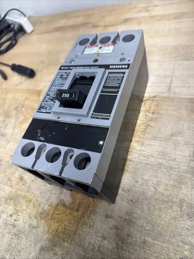 Автоматический выключатель SIEMENS SENTRON CIRCUIT BREAKER FXD63S250A 250 AMP 3-