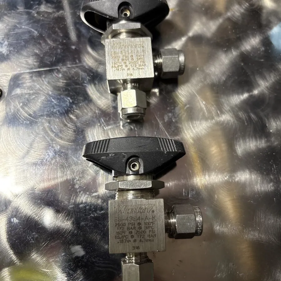 Клапан Swagelok SS-43S4-A 1/4 Tube Angle Ball Valve 2500 psi 316SS — фото лота 1