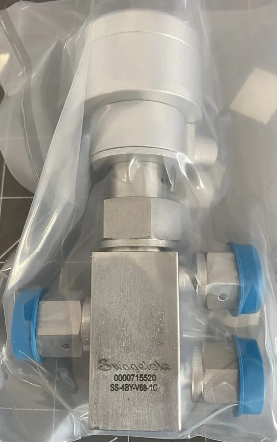 Клапан Swagelok SS-4BY-V68-1C Three way diaphragm valve