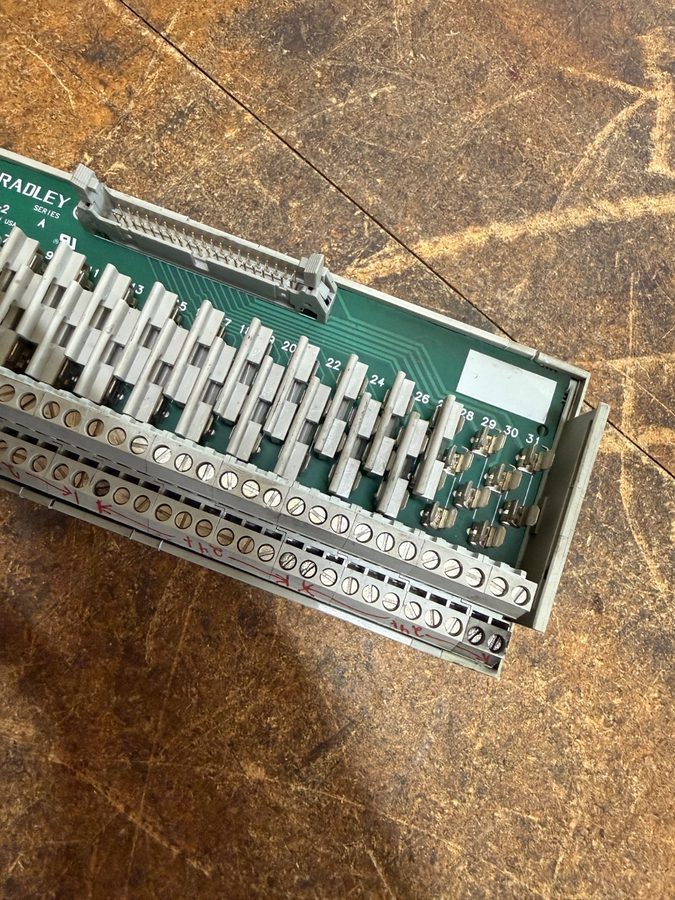 Клеммник Allen Bradley 1492-IFM40F-2 Interface Module Ser A — фото лота 1