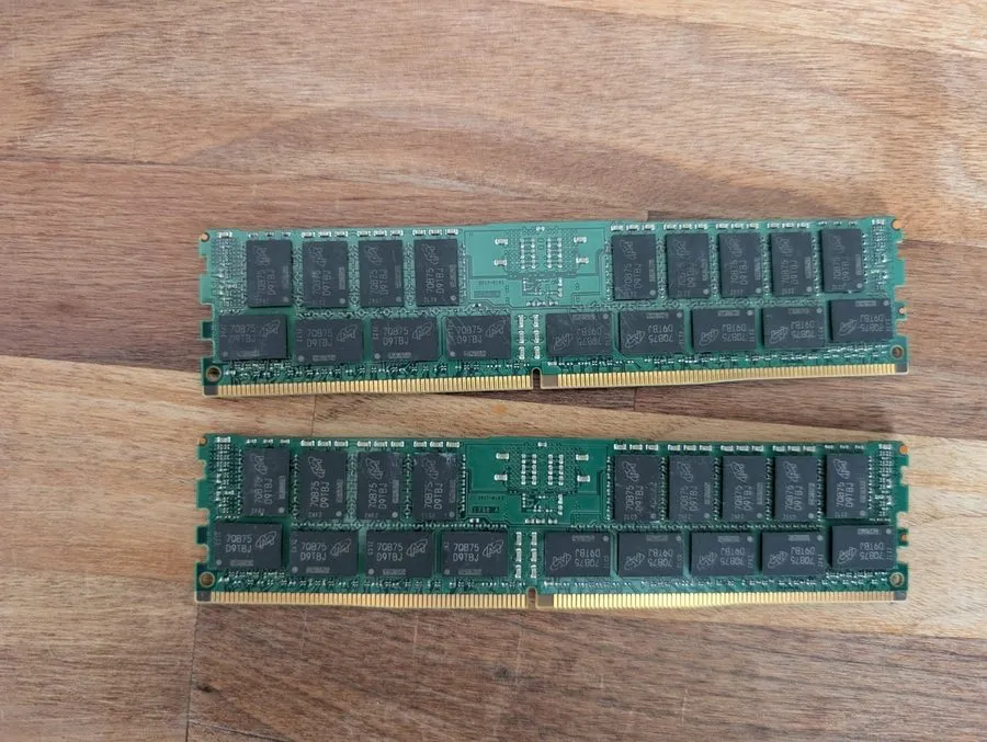 Модуль памяти Crucial CT32G4RFD424A.36FB1 32GB 2Rx4 PC4-2400T PC4-19200R RDIMM M — фото лота 1