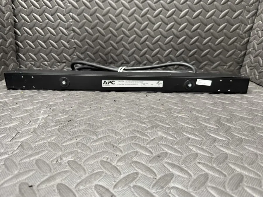 Блок розеток PDU APC AP9551 0U Vertical Basic Rack PDU 20A, 120V, 14-Outlet — фото лота 1