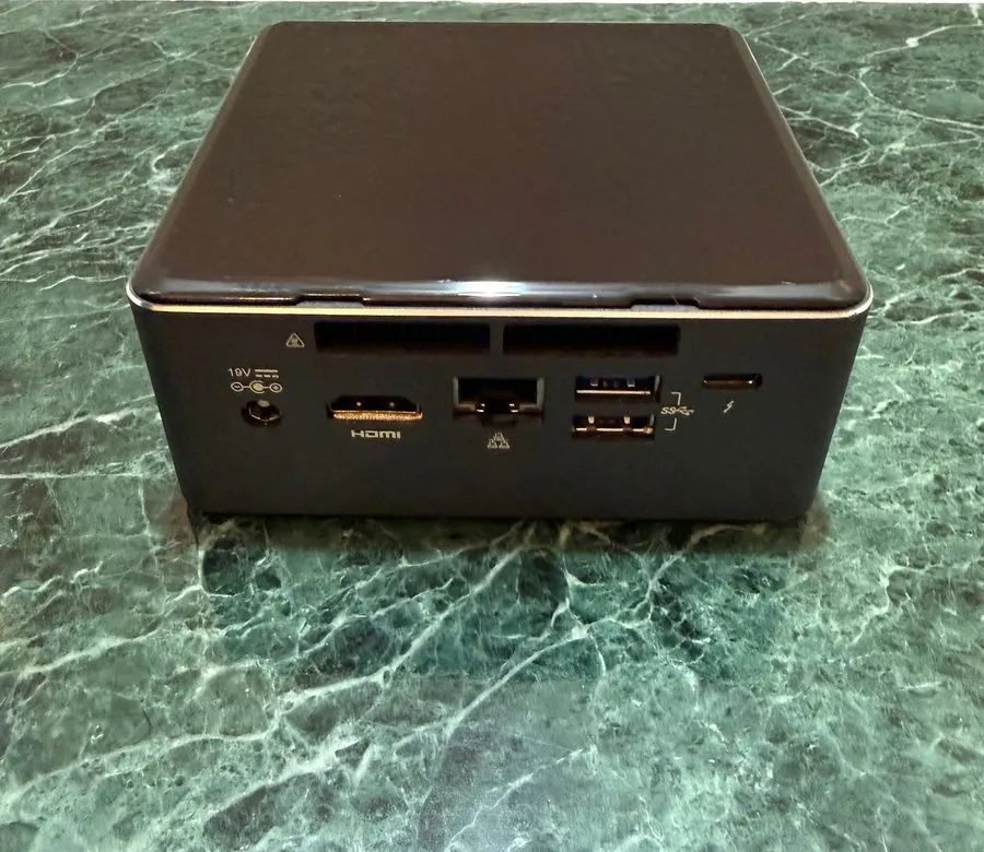 SSD-накопитель Intel NUC Mini PC NUC7i5BNH 8GB 256GB SSD Win11 Pro W/ AC Power C — фото лота 1