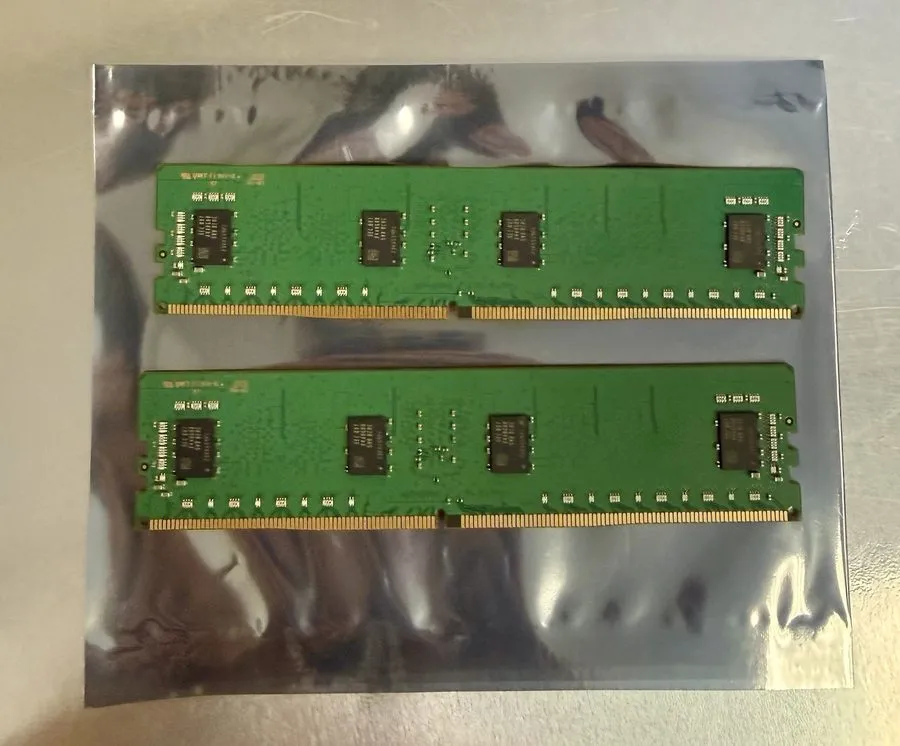 Модуль памяти Samsung 8GB DDR4-2400 ECC RDIMM 1Rx8 Server RAM M393A1K43BB0-CRC0Q