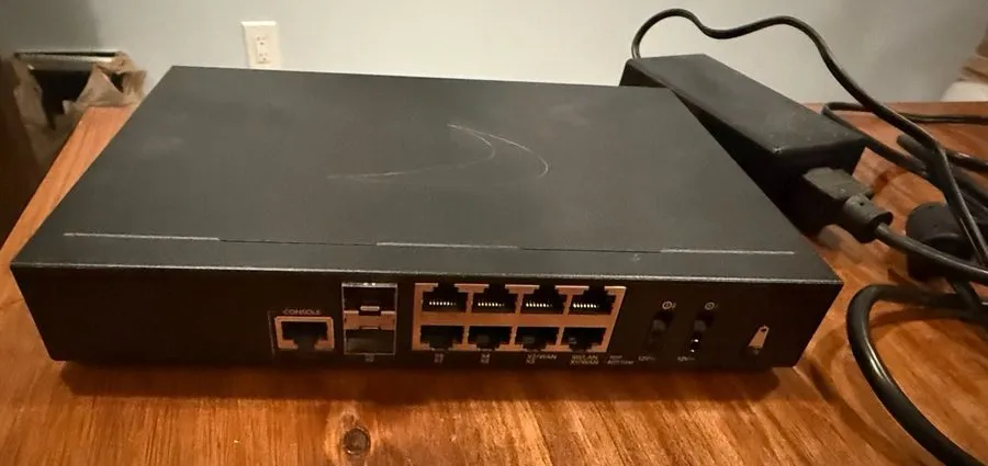 Межсетевой экран SonicWall TZ570 Network Security/Firewall Appliance — фото лота 1