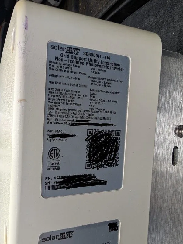 Инвертор SolarEdge SE6000H-US inverter with a DC Safety Switch.