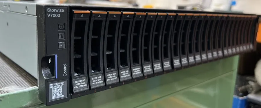 СХД IBM Storwize Control V7000 2076-524 2x 31P1845 2xE5-2628L V2 64GB PC3 RAM 24 — фото лота 2