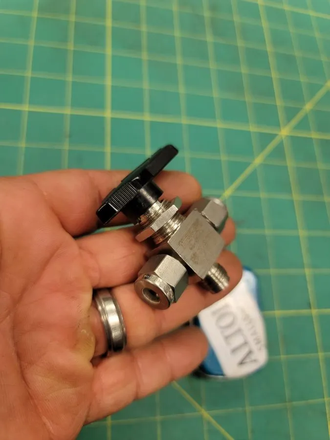 Клапан Swagelok SS-42XS4 1/4" 316 SS 3-Way Ball Valve 2500 PSI Tube Fitting — фото лота 1