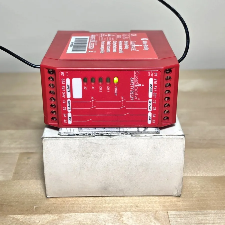 Реле безопасности Allen Bradley 440R-ZBL220Z24 Safety Relay 24VDC Ser A