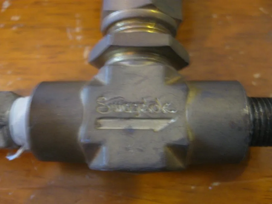 Клапан Swagelok B-1RF4 Brass Integral Bonnet Needle Valve FNSP
