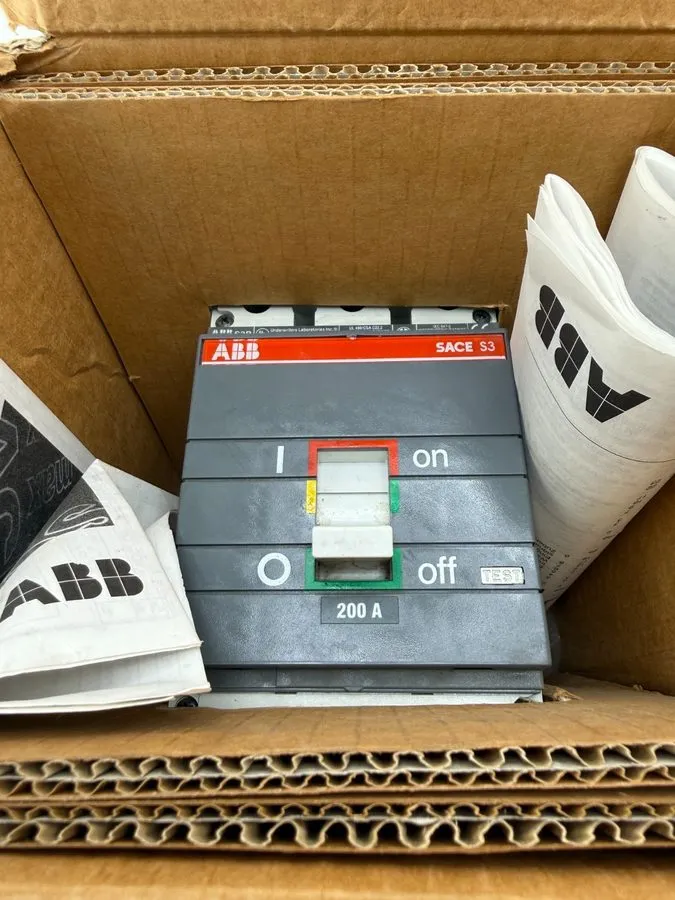 Автоматический выключатель ABB S3B200TDD Gray 200-Ampere 480 V 3 Poles Auxiliary — фото лота 1
