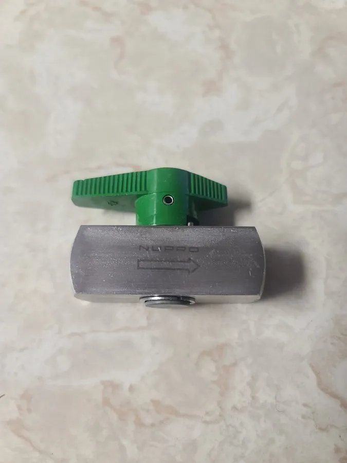 Клапан Nupro SS-4P4T4 Stainless Plug Valve 1/4 in NPT x 1/4 in Swagelok VCR