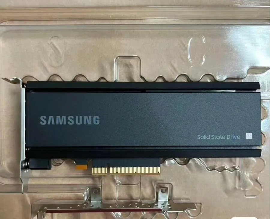 SSD-накопитель Samsung PM1735 1.6TB SSD PCIe 4.0 NVMe HHHL MZPLJ1T6HBJR-00007C M