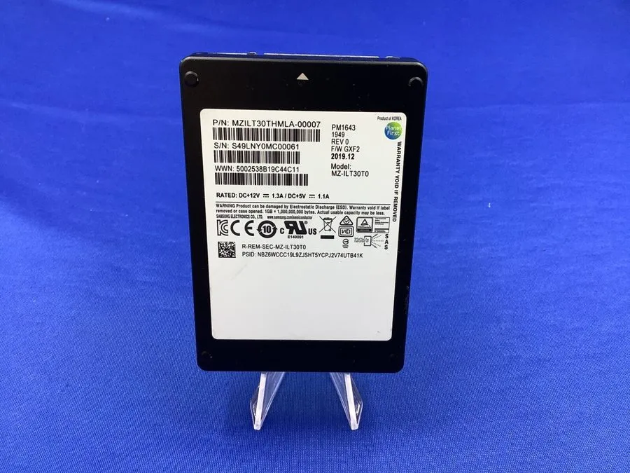 SSD-накопитель MZ-ILT30T0 Samsung PM1643 30.72TB SAS 12Gb/s 2.5in SSD MZILT30THM