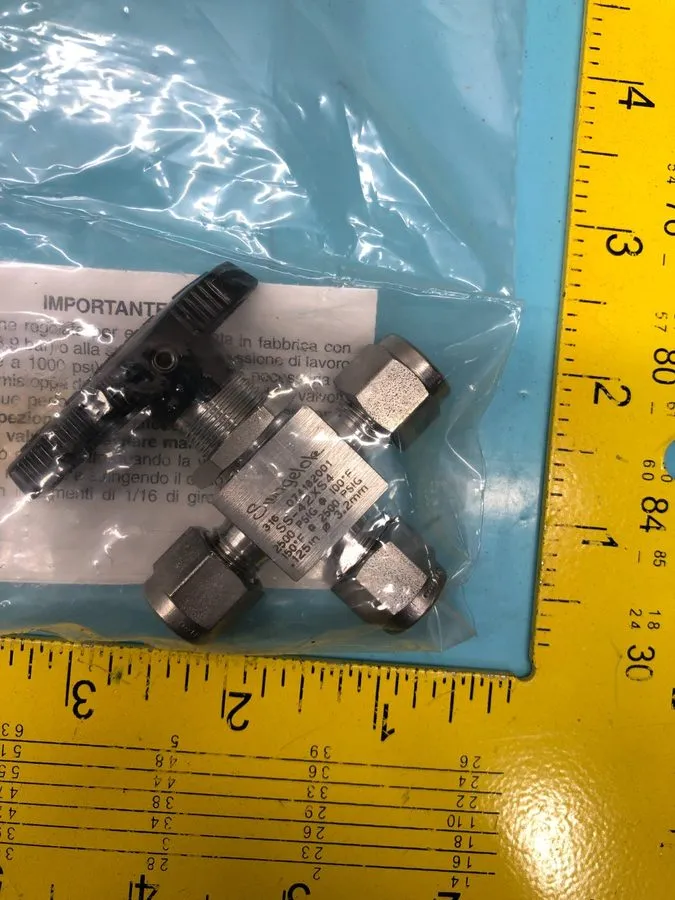 Клапан Swagelok SS-42XS4 1/4" 316 SS 3-Way Ball Valve 2500 PSI Tube Fitting