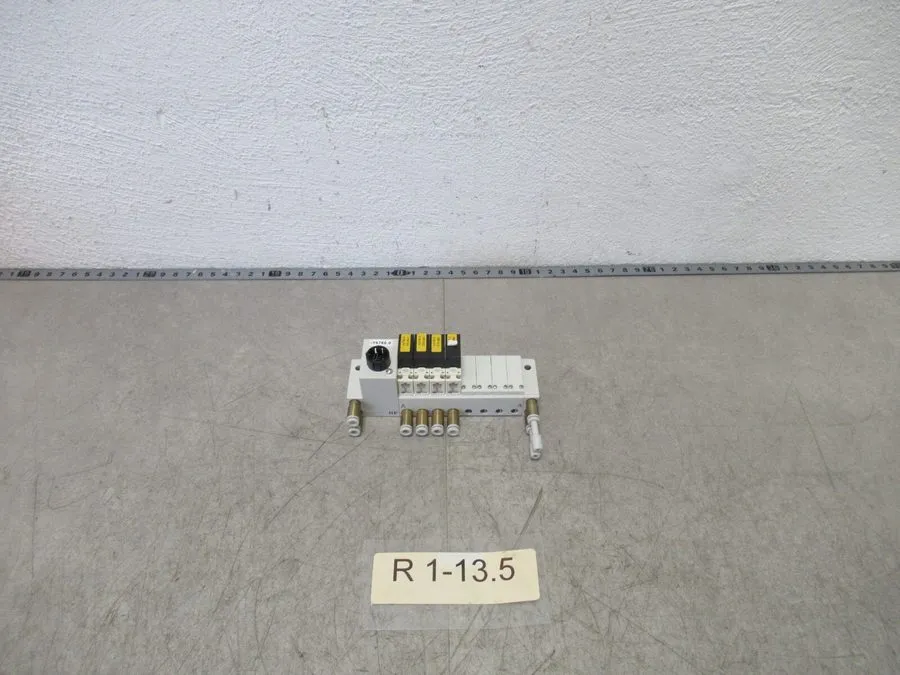 Электромагнитный клапан SMC NP Valve Block + 4x SMC VQ110-5F-Q Pneumatic Solenoi