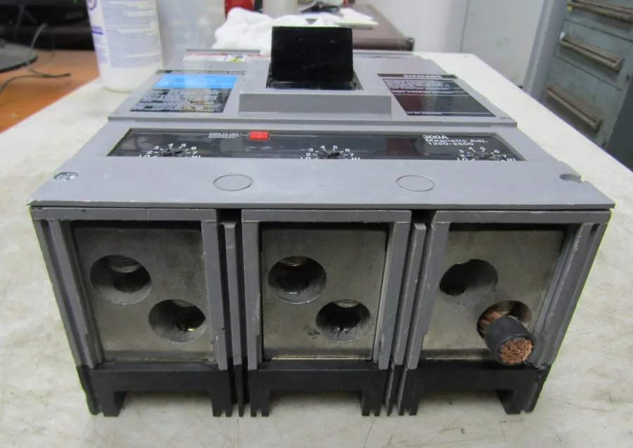 Автоматический выключатель Siemens Sentron Series JXD23B300 300A 3-Phase 3-Pole