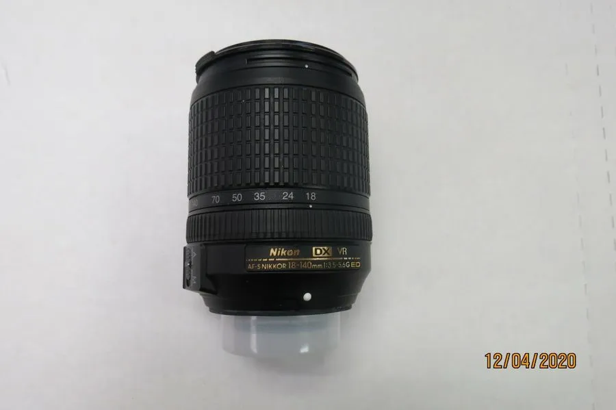 Объектив Nikon AF-S DX NIKKOR 18-140mm f / 3.5-5.6G ED VR AFSDXVR18-140G