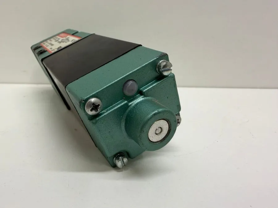 Электромагнитный клапан ! NUMATICS 24VDC 150PSIG-AIR PNEUMATIC VALVE 152SA400M