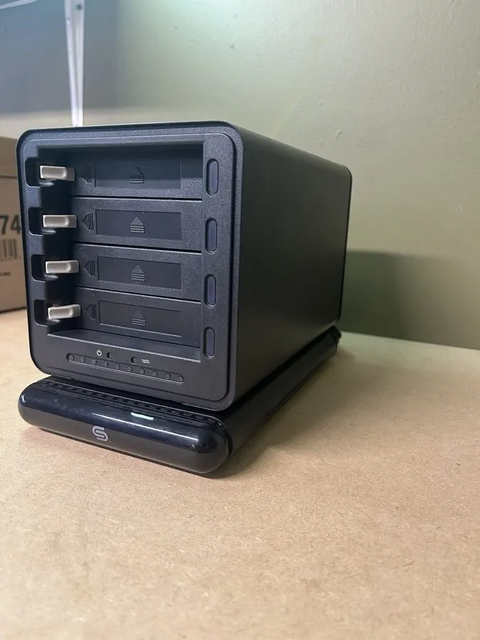 Жёсткий диск Drobo DRO4D-D DAS Storage Array 4-Drive HDD Enclosure Firewire USB 