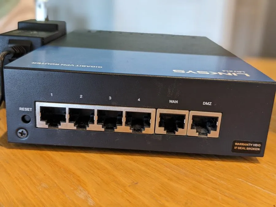 Маршрутизатор Linksys LRT214 4-Port 900 Mbps Business Gigabit VPN Router