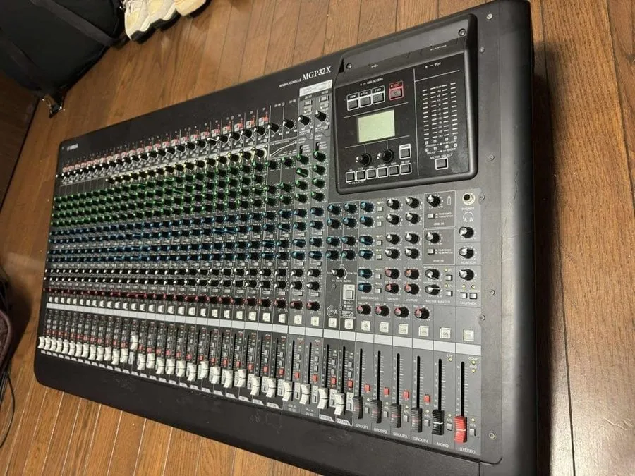 Микшерный пульт Yamaha MGP32X 32-Channel Mixing Console, 24 Mic Inputs, Phantom,