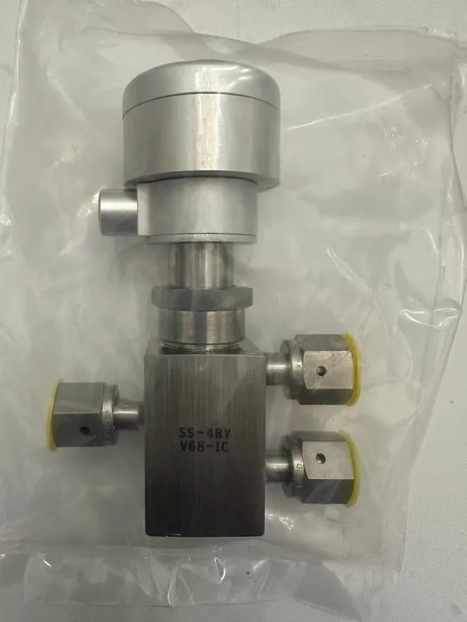 Клапан Swagelok SS-4BY-V68-1C Three way diaphragm valve