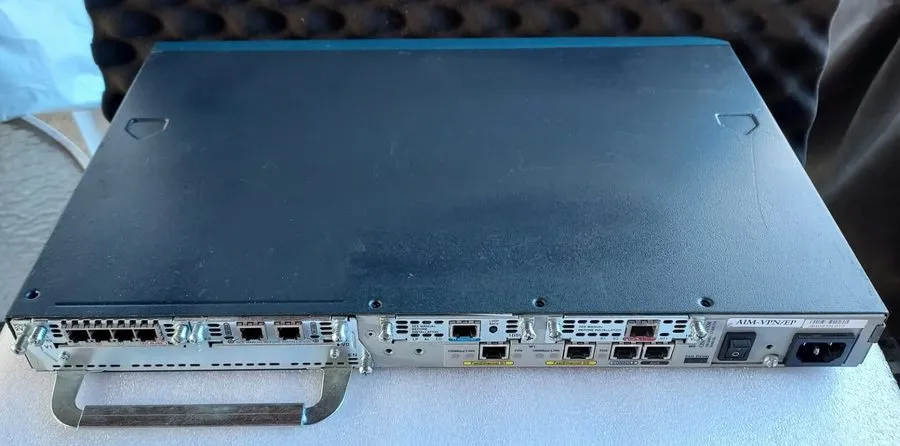 Маршрутизатор Cisco 2651XM Router 12.4 Voice IOS 4FXS 4FXO 2MFT-T1 32F/128D