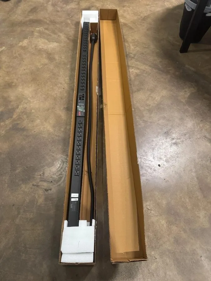 Блок розеток PDU APC AP8862 APC NetShelter Metered Rack PDU, 2G, 0U, 20A,120/208 — фото лота 1