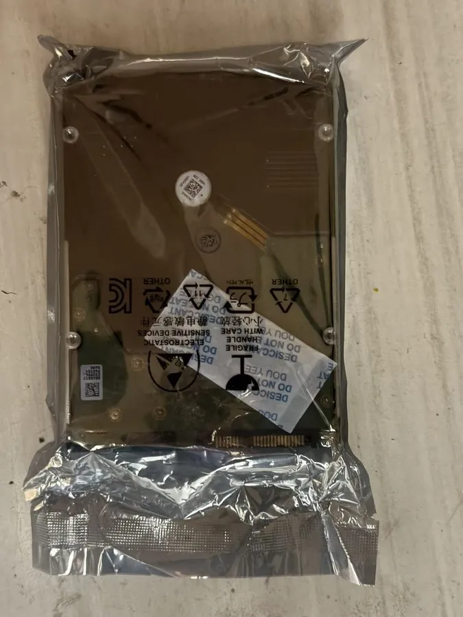Жёсткий диск WD WUH721816ALE6L4 16TB SATA Ultrastar DC HC550 3.5" LFF Hard Drive — фото лота 1