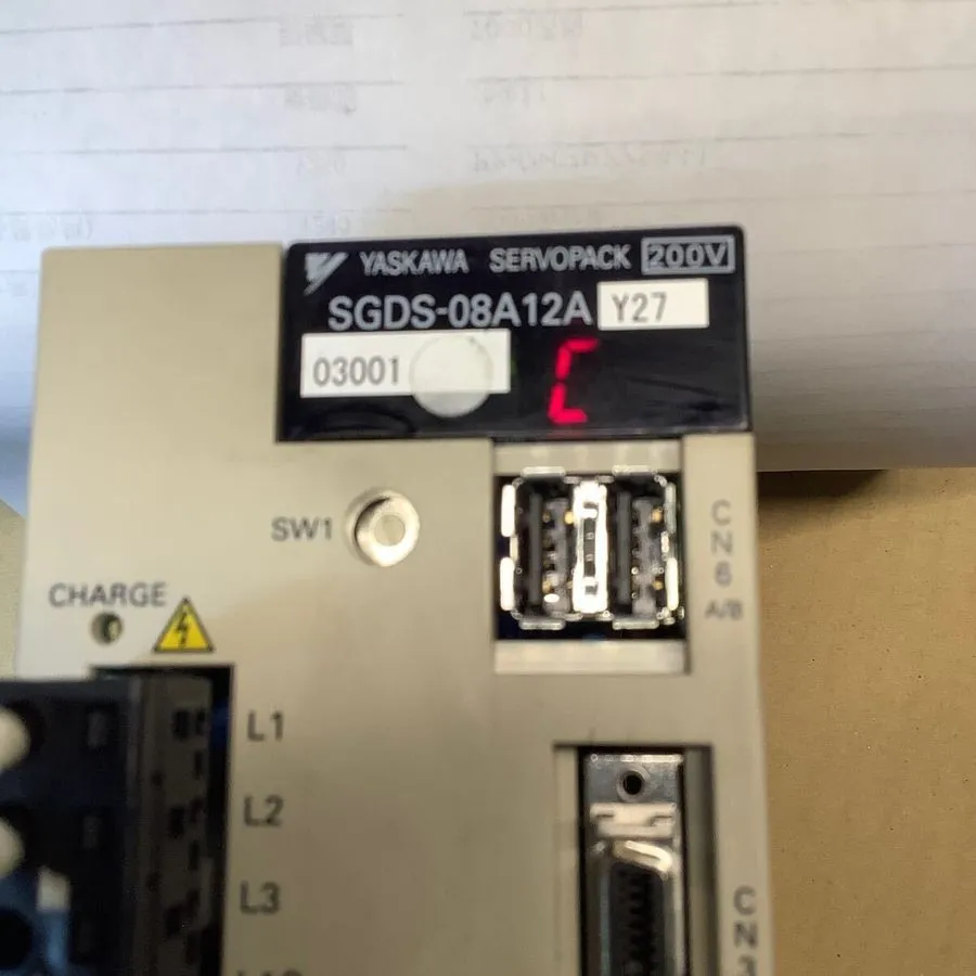 Сервопривод Yaskawa SGDS-08A12AY27 Servopack Drive 3PH 0-230V 5.5A 750W