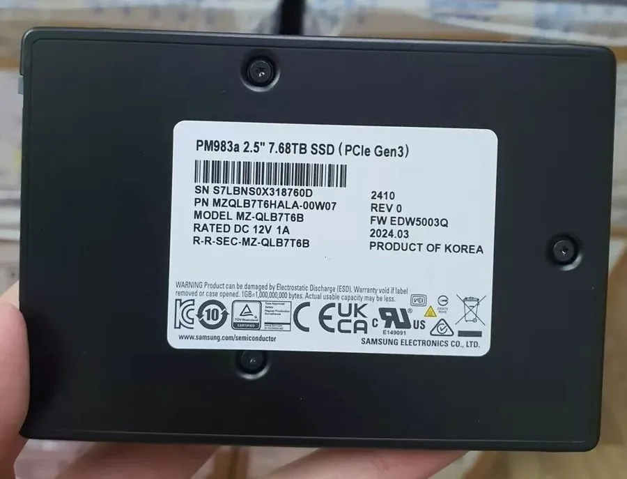SSD-накопитель Samsung PM983A 7.68TB SSD 2.5" U.2 PCIe Gen3 NVMe MZ-QLB7T6B MZQL