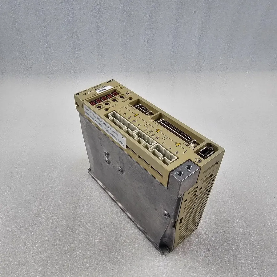 Серводвигатель YASKAWA SERVOPACK SGDM-A5ADA