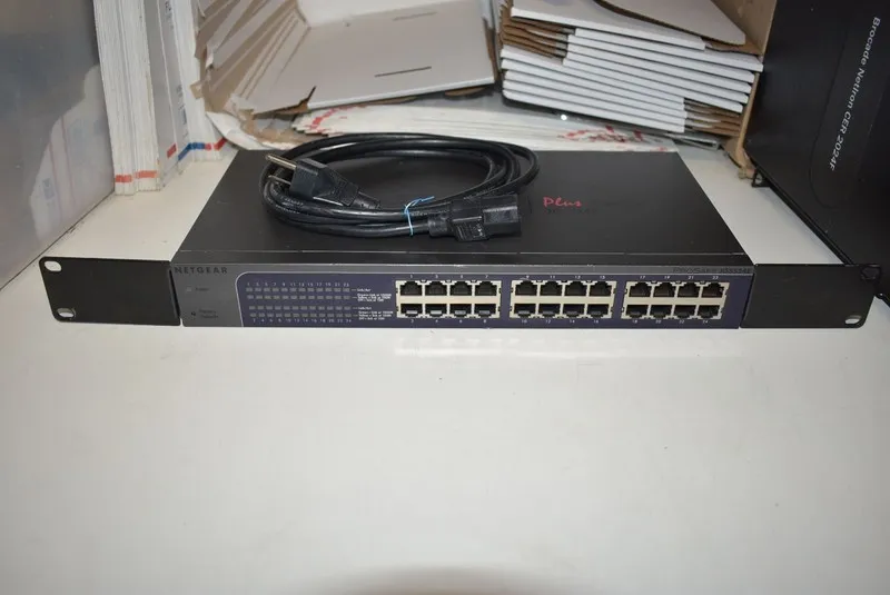 Коммутатор Netgear ProSafe Plus JGS524E 24-Port Gigabit Switch with Power Lead