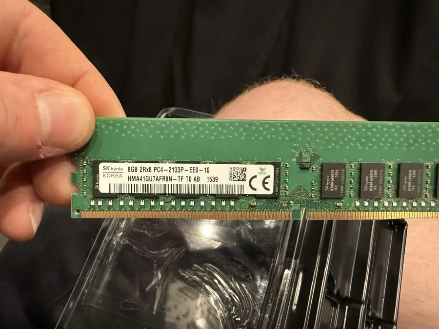 Модуль памяти SK hynix HMA41GU7AFR8N-TF DDR4 2133 8GB 2RX8 PC4-2133P ECC