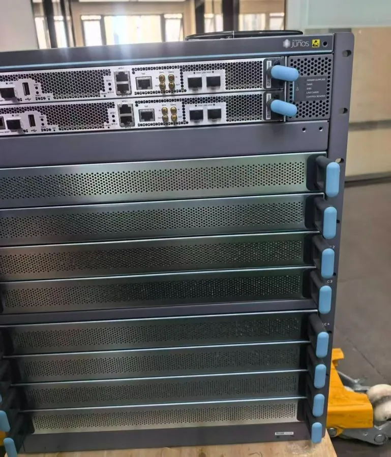 Блок питания Juniper PTX10008 PTX10008-BASE3 JNP10K-RE1-E128 6x JNP10008-SF3 JNP