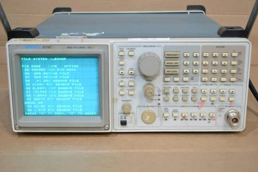 Анализатор спектра Tektronix 2712 Spectrum Analyzer 9khz to 1.8Ghz NR parts or r